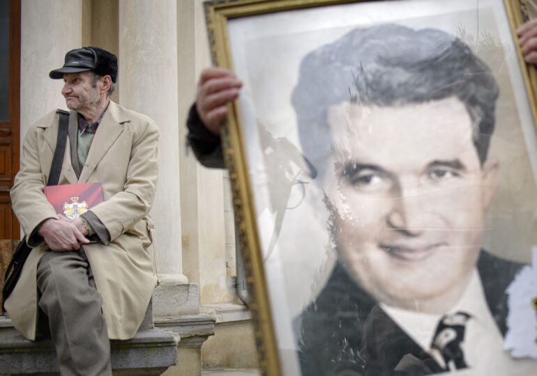 La 35 de ani de la Revoluție, jumătate dintre români cred că se trăia mai bine în comunism - sondaj