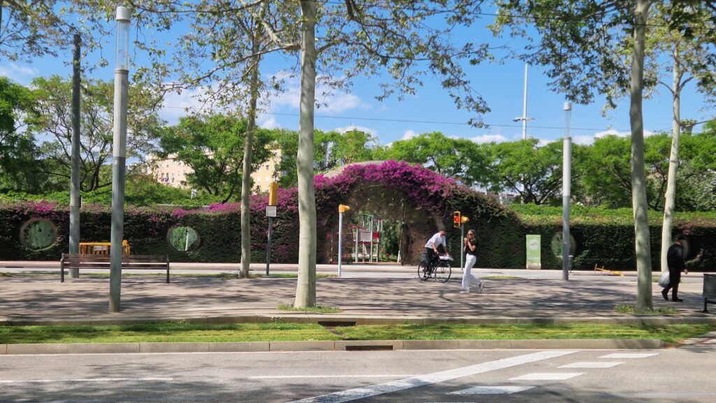 parc cu gard de beton pe Avigunda Diagonal