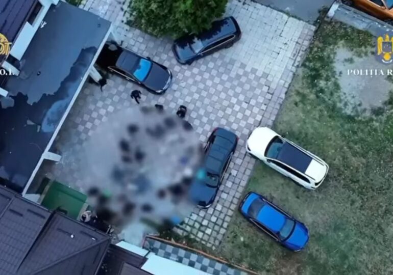 DIICOT a reținut 31 de interlopi din clanurile Pian și Purcel. Procurorii au găsit arme, bijuterii, ceasuri de lux și un sfert de milion de euro cash