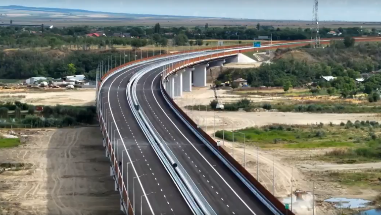 Încă un pas înainte pe Autostrada Moldovei: S-a deschis circulația pe podul peste râul Buzău (Video)