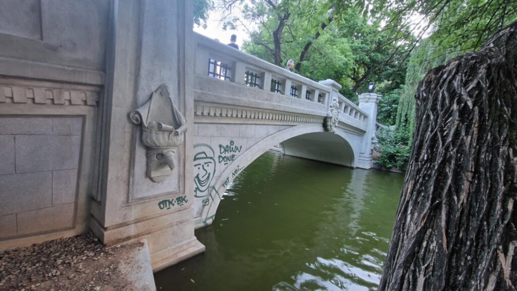 podul mare Cișmigiu măzgălit