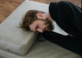 Somnul neregulat reduce forța și accelerează îmbătrânirea mușchilor