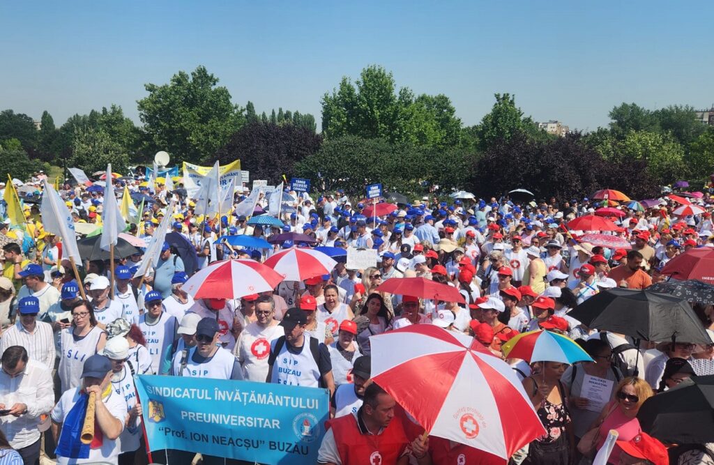 LIVE Proteste la Parlament, în ziua asumării. Sindicaliștii din Sănătate și Educație au ieșit în stradă pe cod roșu (Video&galerie foto)