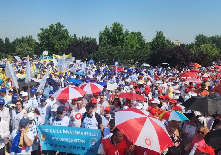 Proteste la Parlament, în ziua asumării. Sindicaliștii din Sănătate și Educație au ieșit în stradă pe cod roșu (Video&galerie foto)