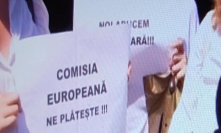 Protest în Piața Victoriei. Angajații de la Fonduri Europene reclamă că le scad veniturile la jumătate. Amenință cu plângere la Bruxelles și încetinirea ritmului de lucru