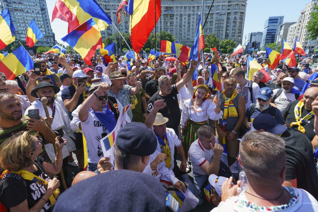 Protest AUR în Piața Victoriei. Îmbrânceli cu jandarmii, un bărbat a fost prins cu un cuțit, altul a adus o mașină plină cu cartofi (Foto &amp; Video)