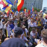 Protest AUR în Piața Victoriei. Îmbrânceli cu jandarmii, un bărbat a fost prins cu un cuțit, altul a adus o mașină plină cu cartofi (Foto & Video)