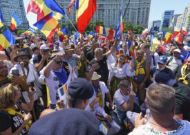 Protest AUR în Piața Victoriei. Îmbrânceli cu jandarmii, un bărbat a fost prins cu un cuțit, altul a adus o mașină plină cu cartofi (Foto & Video)