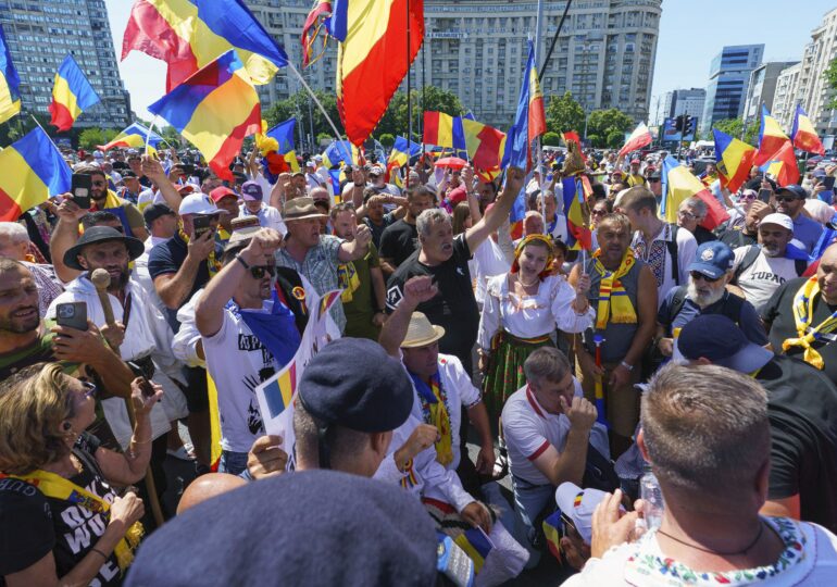 Protest AUR în Piața Victoriei. Îmbrânceli cu jandarmii, un bărbat a fost prins cu un cuțit, altul a adus o mașină plină cu cartofi (Foto & Video)