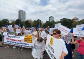 Sindicaliștii protestează în Piața Victoriei. Acuză că niciun reprezentant al Guvernului nu a ieșit să discute cu ei (Video)