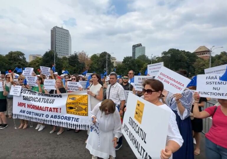 Sindicaliștii protestează în Piața Victoriei. Acuză că niciun reprezentant al Guvernului nu a ieșit să discute cu ei (Video)