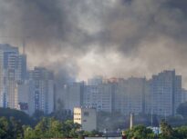 Ziua 1480 Kievul, sub foc de 500 de rachete și drone. Tren lovit în Harkov. Atacuri la o rafinărie și o uzină chimică din Rusia. Strănepoata lui Hrușciov, declarată „agent străin”