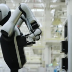 Premieră mondială: Robotul care își schimbă singur bateria și funcționează complet sigur, 24 de ore din 24 (Video)