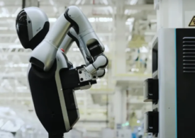 Premieră mondială: Robotul care își schimbă singur bateria și funcționează complet sigur, 24 de ore din 24 (Video)