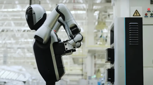 Premieră mondială: Robotul care își schimbă singur bateria și funcționează complet sigur, 24 de ore din 24 (Video)