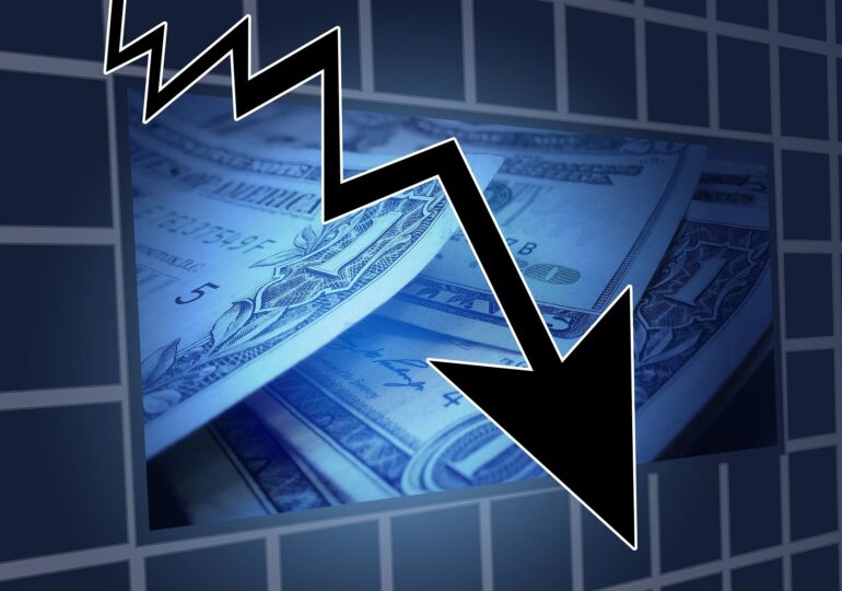 România evită la mustață retrogradarea la „junk”. Avertismentul agenției de rating S&P asupra inflației, datoriilor și incertitudinii fiscale