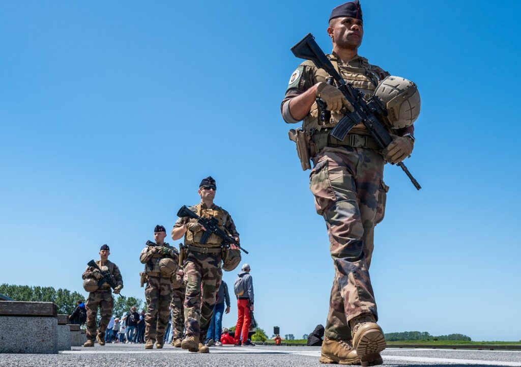 Franța se înarmează: Macron promite că va dubla cu 3 ani mai repede bugetul armatei