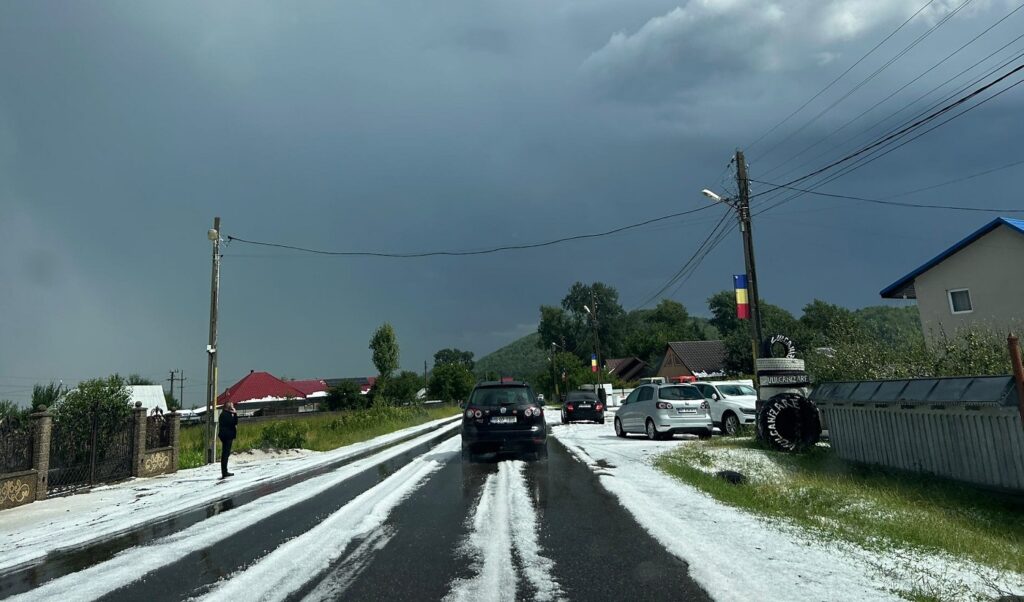 „Iarna” pe uliță, în toiul verii: Grindina a acoperit pământul într-o comună din Neamț (Foto &amp; Video)