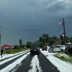 „Iarna” pe uliță, în toiul verii: Grindina a acoperit pământul într-o comună din Neamț (Foto & Video)