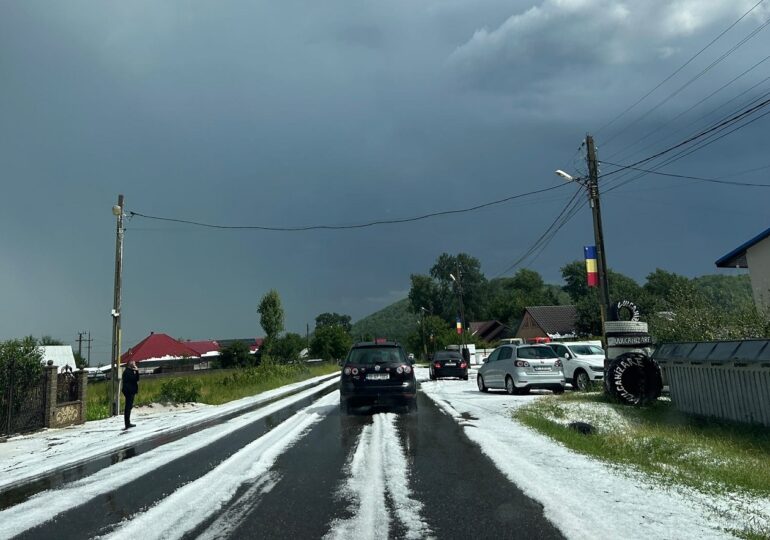 "Iarna" pe uliță, în toiul verii: Grindina a acoperit pământul într-o comună din Neamț (Foto & Video)