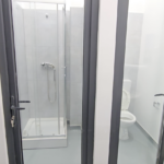 Toaletă publică cu uși transparente, într-o piață din Pașcani: Geamurile au fost acoperite după recepția lucrării (Foto)