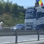 Sensul către București al A1 a fost blocat cu două tiruri, în semn de protest. Un bărbat s-a urcat pe cabină cu un steag (Video)