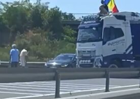 Sensul către București al A1 a fost blocat cu două tiruri, în semn de protest. Un bărbat s-a urcat pe cabină cu un steag (Video)