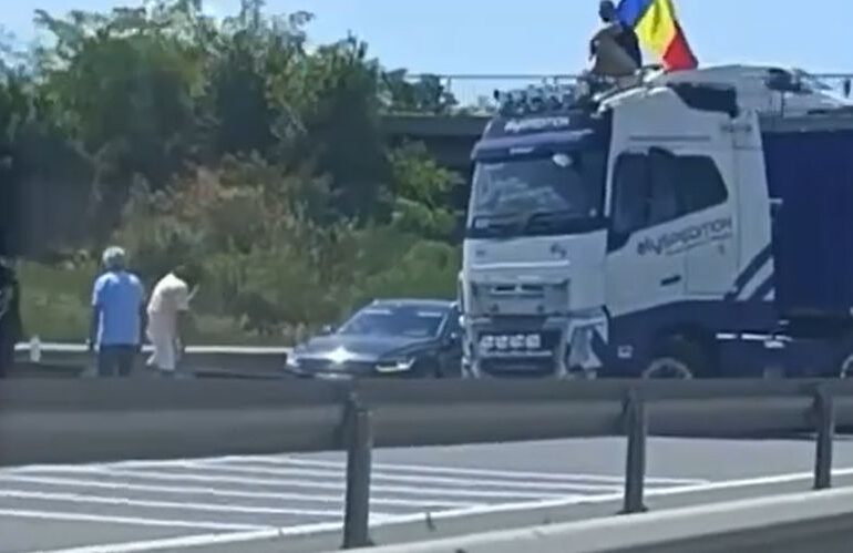 Sensul către București al A1 a fost blocat cu două tiruri, în semn de protest. Un bărbat s-a urcat pe cabină cu un steag (Video)