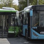 Accident grav în București. Un autobuz STB a trecut pe roșu și a fost lovit în plin de un tramvai (Video & Galerie foto)