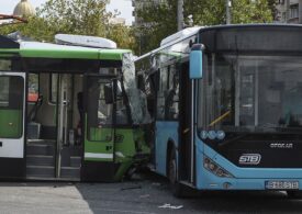 Accident grav în București. Un autobuz STB a trecut pe roșu și a fost lovit în plin de un tramvai (Video & Galerie foto)