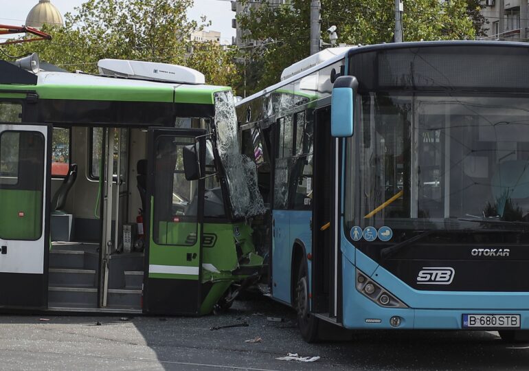 Accident grav în București. Un autobuz STB a trecut pe roșu și a fost lovit în plin de un tramvai (Video & Galerie foto)