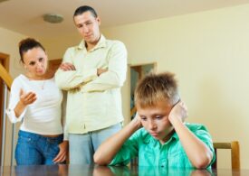 Cum rescrii moștenirea emoțională pe care o lași copilului tău? Când reacțiile tale devin povestea din vocea lui interioară