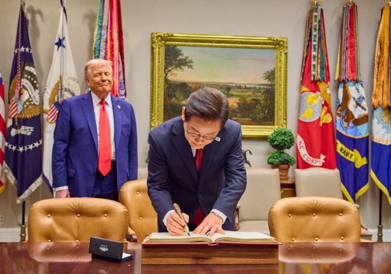 Trump amenință Beijingul: Dacă vreau, pot distruge China. Ce cere în schimb ca să nu aplice tarife de 200%