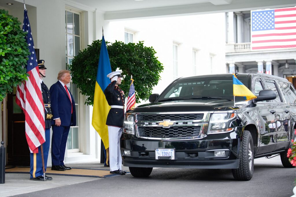 Cum vrea să intre Trump în istorie: Casa Albă a publicat o poză cu el, Zelenski și harta Ucrainei pe fundal