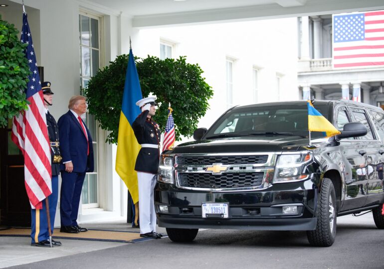 Cum vrea să intre Trump în istorie: Casa Albă a publicat o poză cu el, Zelenski și harta Ucrainei pe fundal