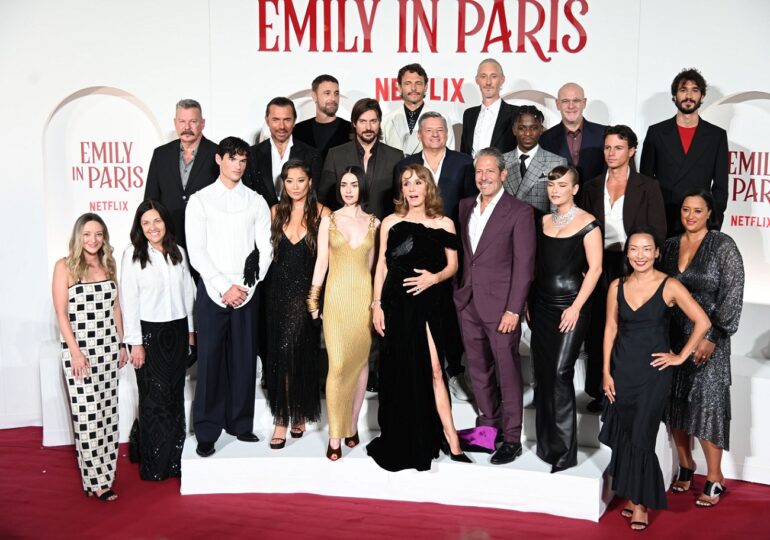 Moarte subită la filmările pentru serialul "Emily in Paris": Producția a fost suspendată