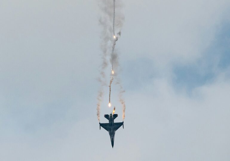 Momentul în care un F-16 se prăbușește în Polonia: Pilotul a murit (Video)