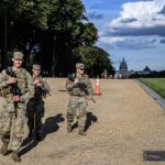 Soldații Gărzii Naționale aduși de Trump să „curețe” Washingtonul au fost puși să… strângă gunoiul (Video)