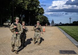 Soldații Gărzii Naționale aduși de Trump să "curețe" Washingtonul au fost puși să... strângă gunoiul (Video)