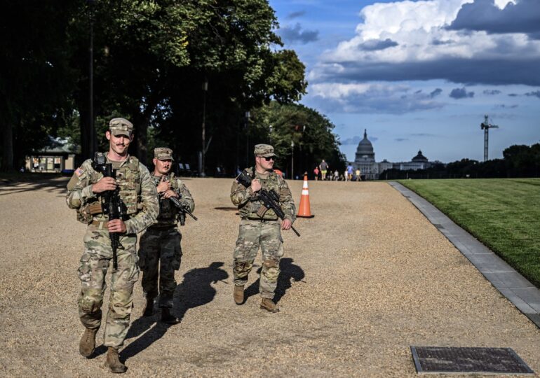 Soldații Gărzii Naționale aduși de Trump să "curețe" Washingtonul au fost puși să... strângă gunoiul (Video)