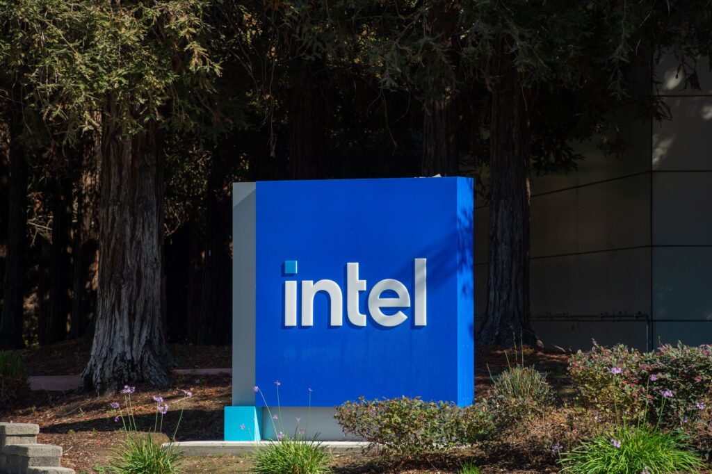 Guvernul SUA preia 10% din Intel, cu 8,9 miliarde de dolari. Trump zice că e o „mare afacere” pentru America