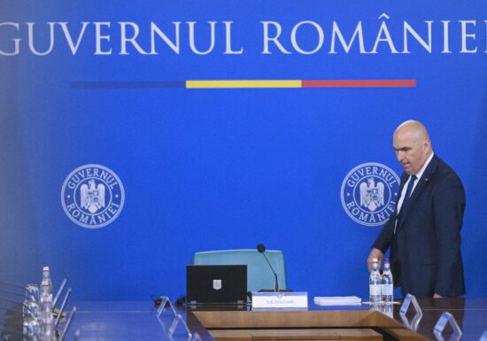 ONG-uri și jurnaliști acuză Cabinetul Bolojan de „opacitate și agresivitate” față de presă