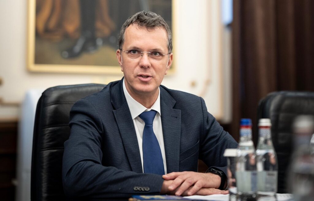 Bursa zvonurilor: Care va fi propunerea USR pentru Ministerul Apărării, după demisia lui Moșteanu
