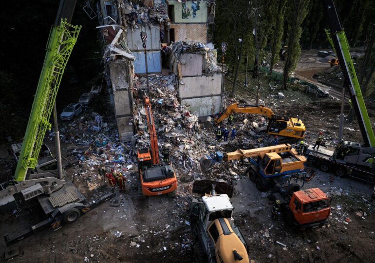 O tânără din Kiev a supraviețuit miraculos după ce a căzut de la etajul nouă al unui bloc lovit de o rachetă rusească