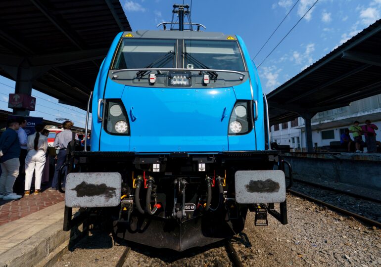 Prima locomotivă Alstom Traxx a fost prezentată în Gara de Nord. Merge cu 200 km/h, dar România nu are șine pentru așa viteză (Foto)
