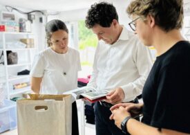 Nicușor Dan continuă vacanța. A fost cu familia la un atelier de lână din Roșia Montană: „Au plecat cu o sacoșă plină"