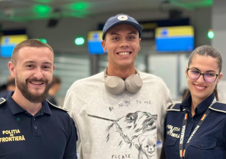 David Popovici s-a întors în țară, după cele două medalii de aur de la Singapore: "Nu e nicio șansă să mă retrag!"