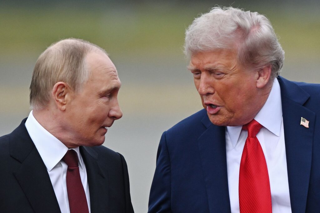 Trump ia în calcul relaxarea sancțiunilor asupra petrolului rusesc pentru a reduce prețurile