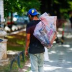 Proiect-pilot în Capitală: Compartimente speciale pentru sticle, PET-uri sau doze, montate pe coșurile de gunoi