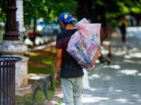 Vom putea returna sticle și PET-uri și la școală sau la primărie. Cum ne vom recupera garanția de 50 de bani